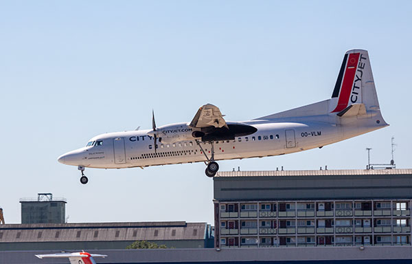 Fokker 50 OO-VLM on approach to LCY